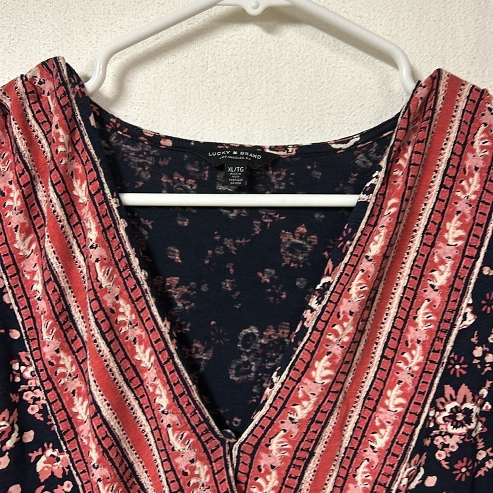 Lucky Brand Women’s Wrap Front Top Size XL Navy Red Mixed Print Elastic Waist - Picture 2 of 10